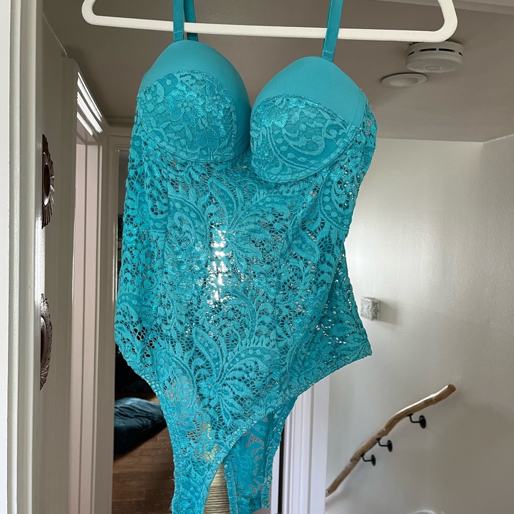 Chic Lace Bodysuit in Turquoise